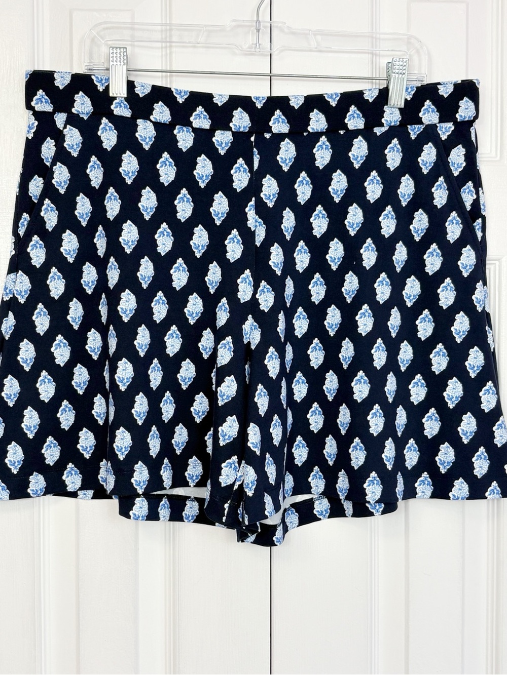NWT J Jill Wearever Collection Navy Blue Floral Filigree Pull-On Shorts Large